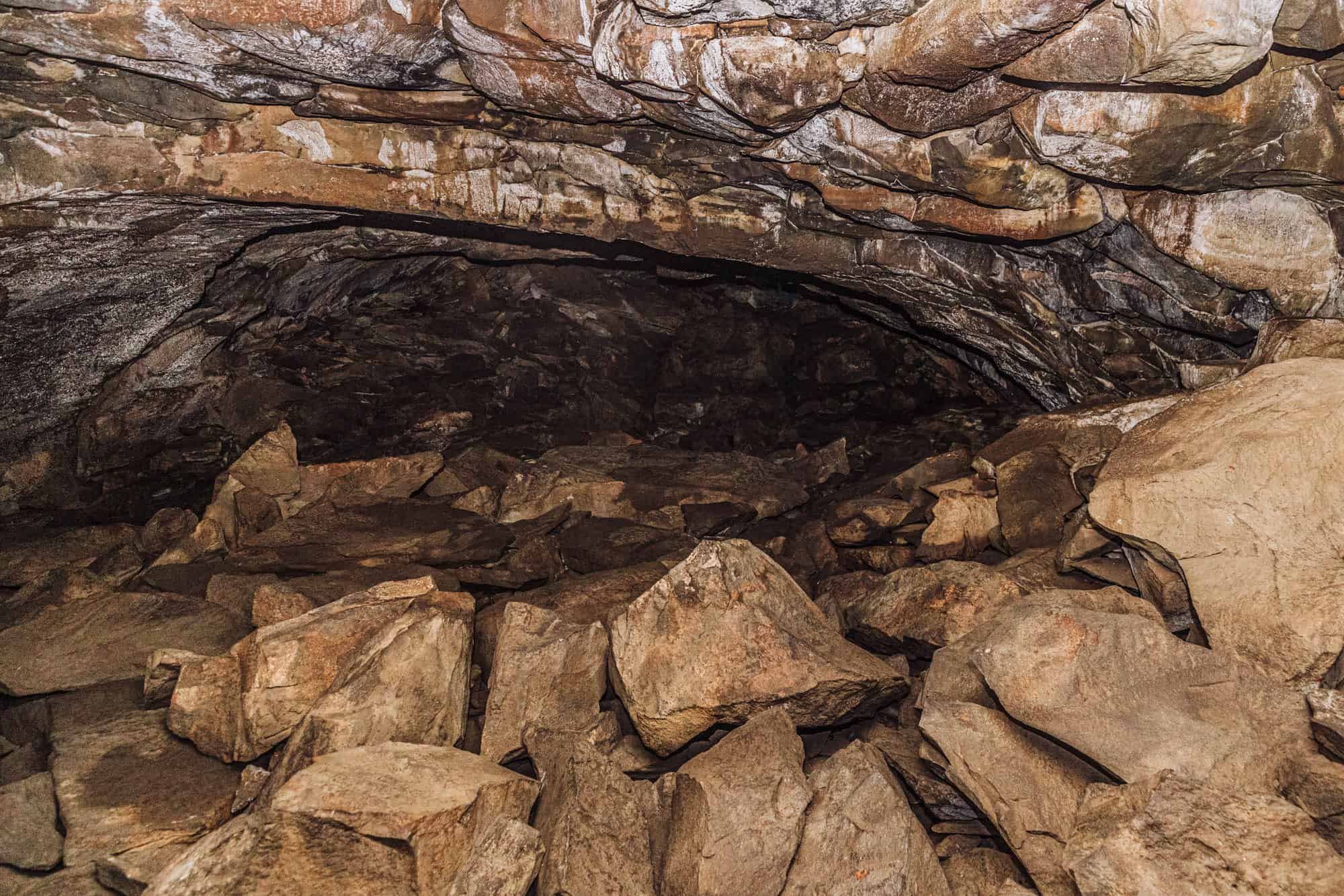 Boulders inside the Lava River Cave