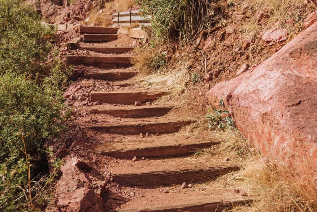 The hiking trail down to Tonto Natural Bridge