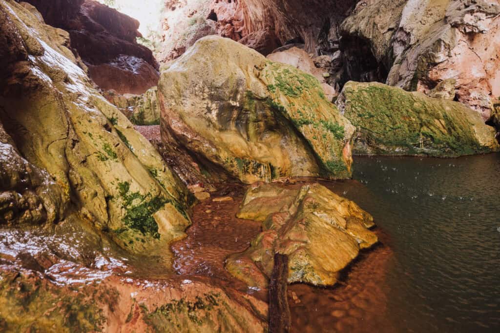 The hiking trail under Tonto Natural Bridge